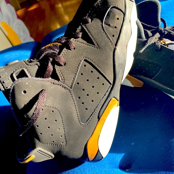 Air Jordan 6, Black & Gold, Boys Size 3Y - Picture 1 of 5